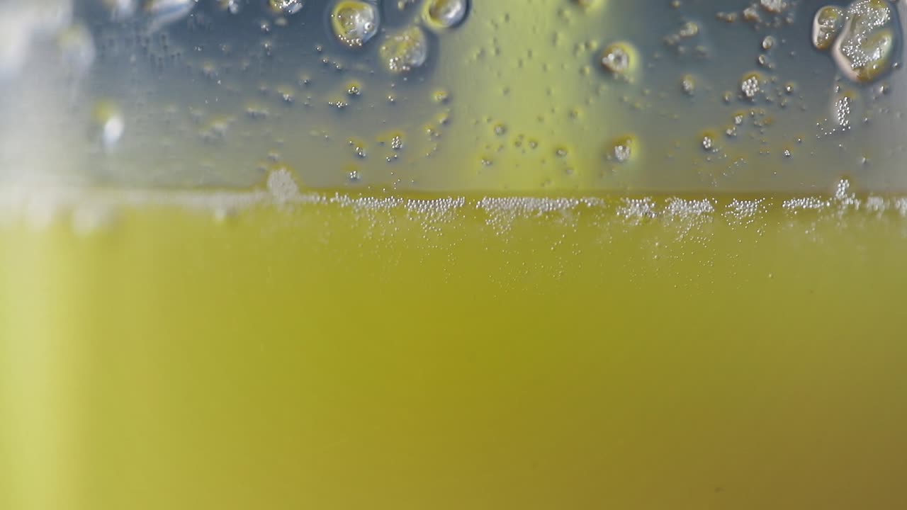 крупный план стакана, наполненного густым вкусным фруктовым соком