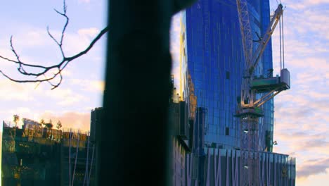 sitio de construcción del edificio con el rascacielos crown sydney en barangaroo, nsw, australia al atardecer