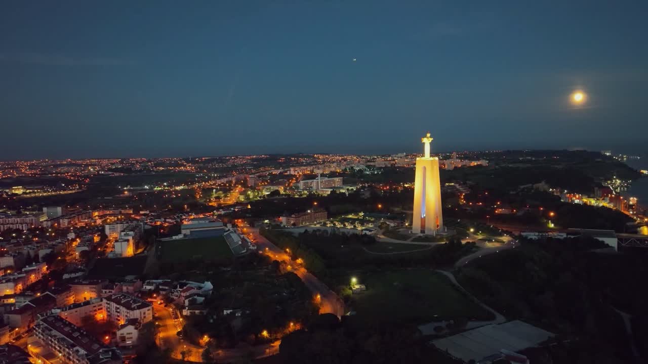 imágenes de drones de almada, la estatua de cristo rey y la luna antes del amanecer
