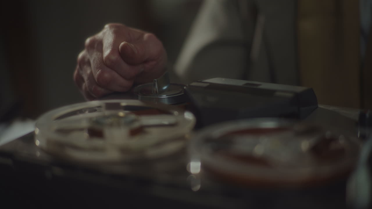 스파이는 신중한 녹음을 듣습니다.