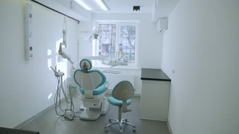 un primer plano de las herramientas de un dentista moderno, abrasadoras