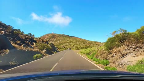 Zeitrafferfahrt-Im-Teide-Nationalpark-Mit-Teide-Gipfel-Und-Dem-Observatorium-Im-Hintergrund,-Wüstenlandschaft,-Fahrerperspektive,-Kanarische-Inseln,-Teneriffa,-Spanien