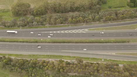 perspectiva aérea de la carretera moderna a medida que los vehículos viajan hacia adelante y hacia atrás durante las horas de luz del día