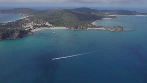 vista aérea de butterfish bay entre secret beach y svendsens beach en keppels, qld, australia