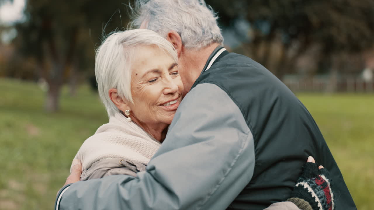 amor, sonrisa y beso con una pareja mayor abrazándose