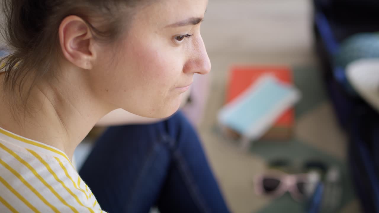 부정적인 디지털 예방 접종 카드와 함께 휴대폰을 들고 있는 슬픈 여성의 비디오