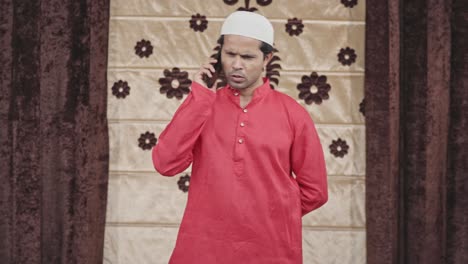 Hombre-Musulmán-Hablando-Por-Teléfono-Móvil