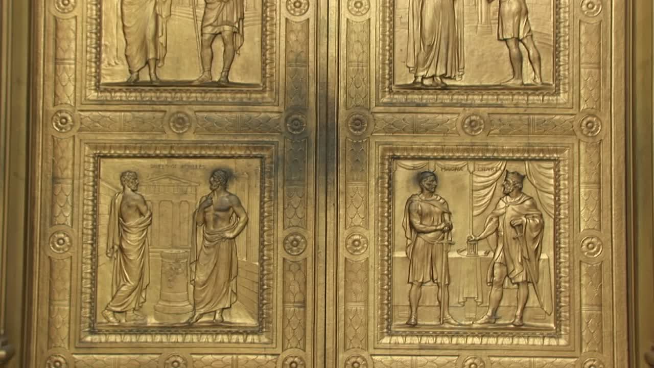 서쪽 입구 대법원의 청동문에 새겨진 역사적인 인물들을 가까이서 볼 수 있습니다.