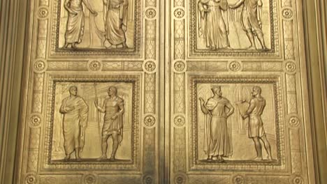 vista de cerca de las figuras históricas talladas en las puertas de bronce en la entrada oeste del tribunal supremo