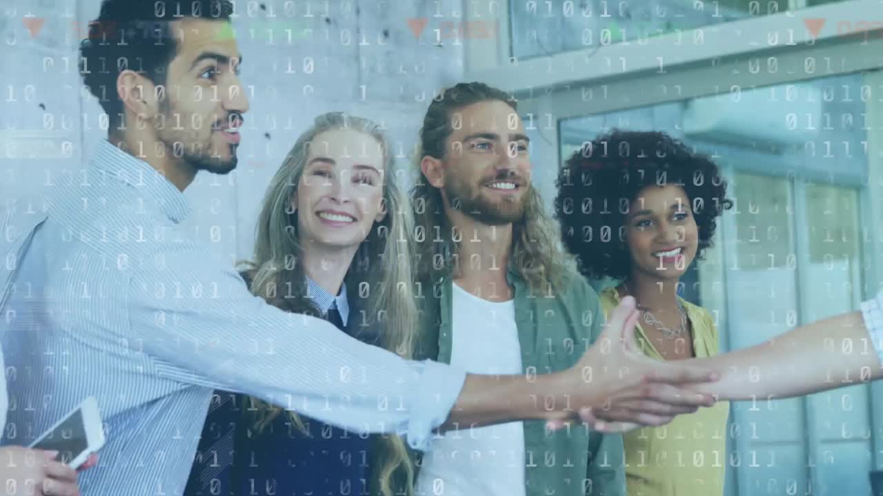 animación de procesamiento de datos de codificación binaria sobre diversos hombres de negocios estrechando la mano en la oficina