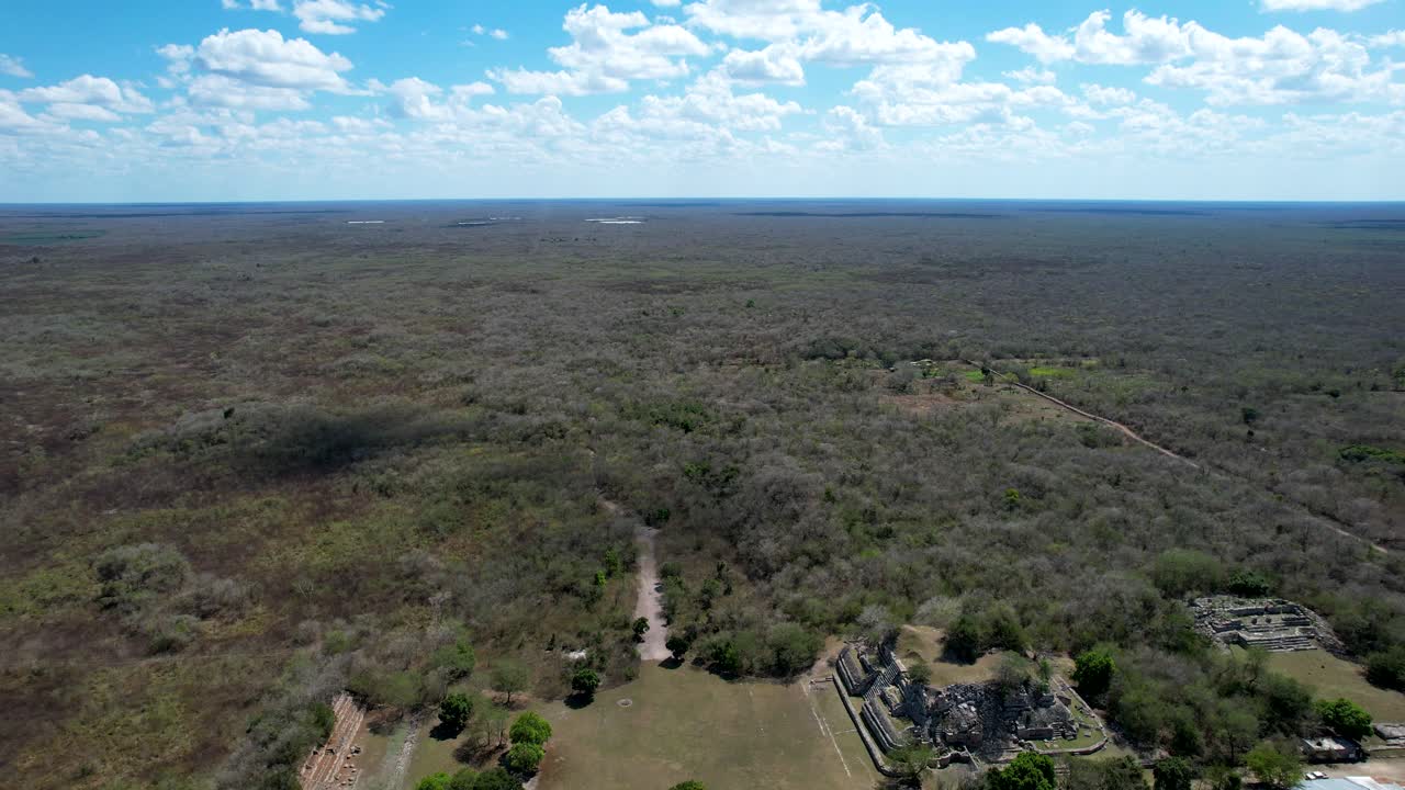 fotografía aérea delantera de los mayas en ake yucatan