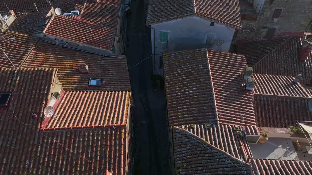 techos rojos de la aldea de pitigliano cerca de grosseto, región de toscana en italia