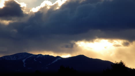 Lapso-De-Tiempo:-Amanecer,-Paisaje-De-Montaña-Relajante,-Nubes-Moviéndose-Rápido