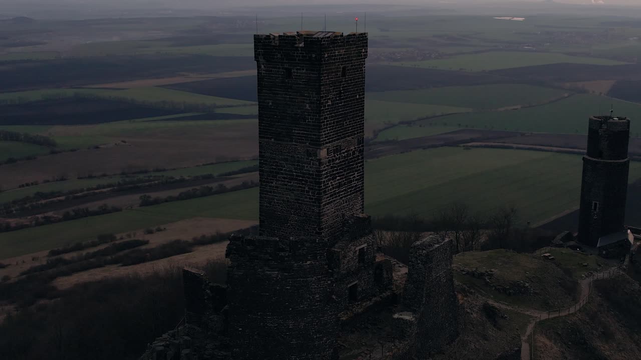 ruinas de la torre del castillo medieval en la cima de una colina, vista aérea de un avión no tripulado, república checa