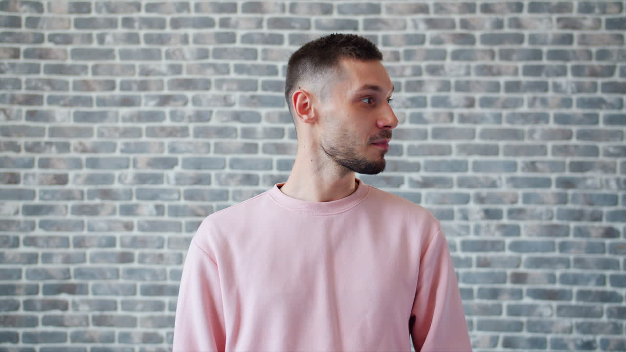 hombre con una expresión de sorpresa