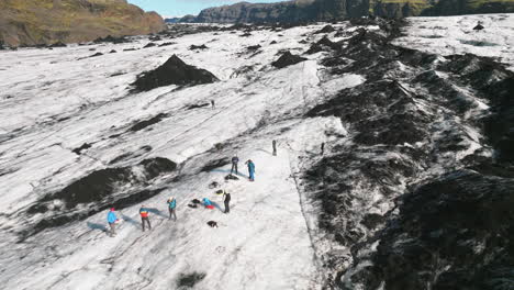 Low-Reverse-Dolly,-Der-über-Wanderer-Fliegt,-Die-Den-Isländischen-Gletscher-Erkunden