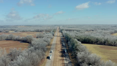 降落在州際高速公路的偏遠區域, 有樹木, 4k