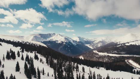 Vista-Aérea-De-Drones-Volando-Sobre-Laderas-De-Bosques-De-Pinos-Que-Revelan-Una-Hermosa-Y-Majestuosa-Cordillera-Rocosa-Cerca-Del-Paso-De-Berthoud,-Colorado