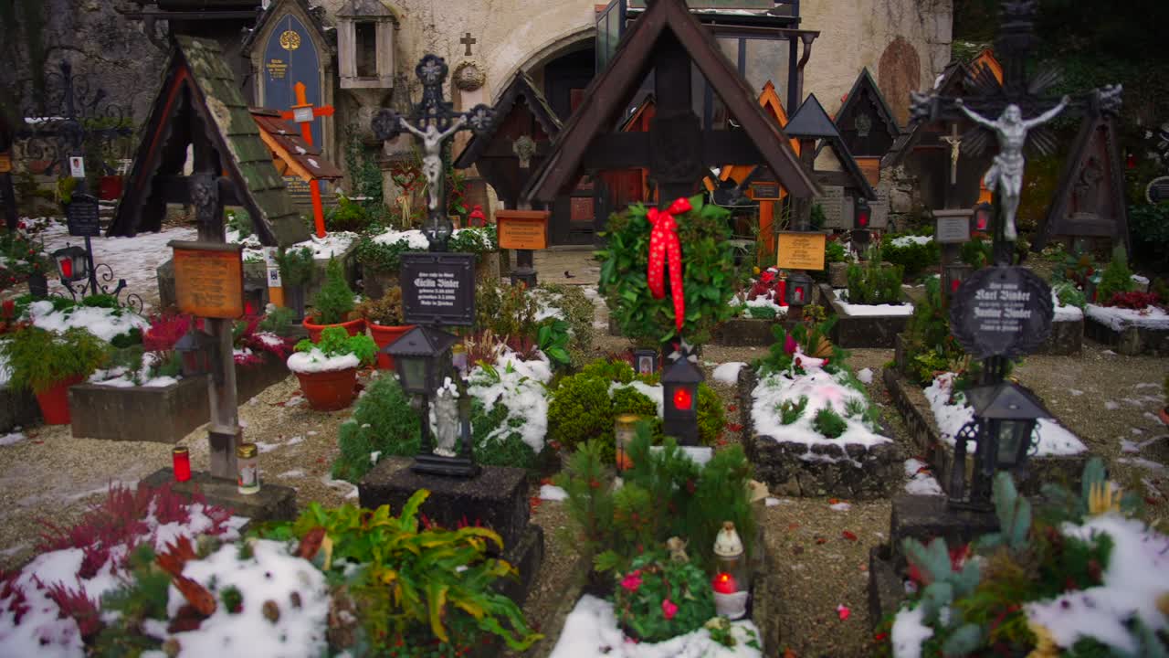 clip filmado en europa en austria desde un pueblo llamado hallstatt que está junto a un lago