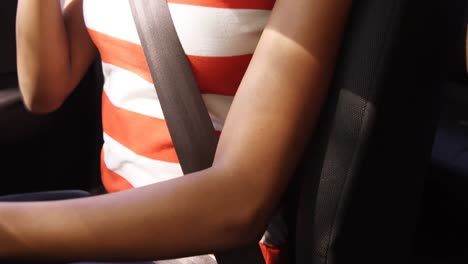 primer plano de una mujer atractiva se está atando en el coche
