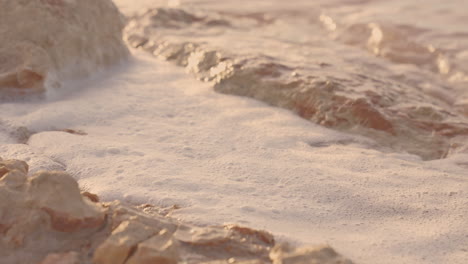 在西班牙阿里坎特 (alicante) 的塔雷維耶哈 (las salinas de torrevieja) 盐水上的鮮<unk>氣泡