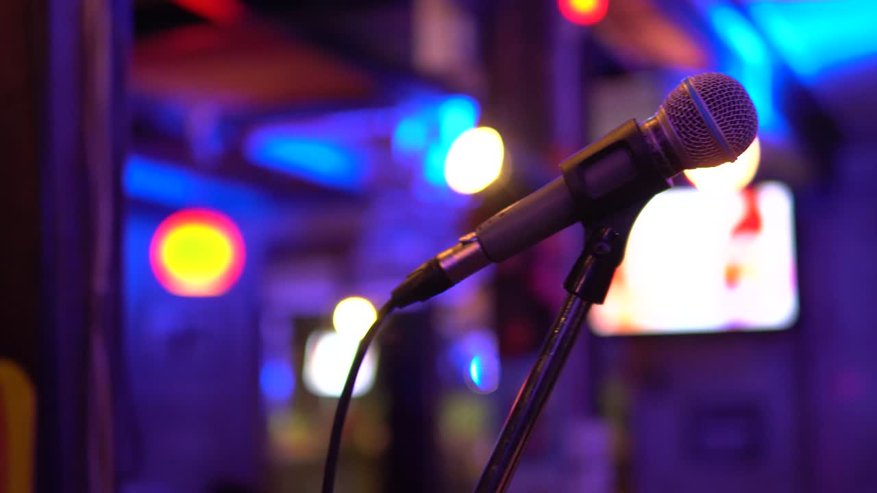 나이트클럽에 마이크, 무대 파티에 음악.