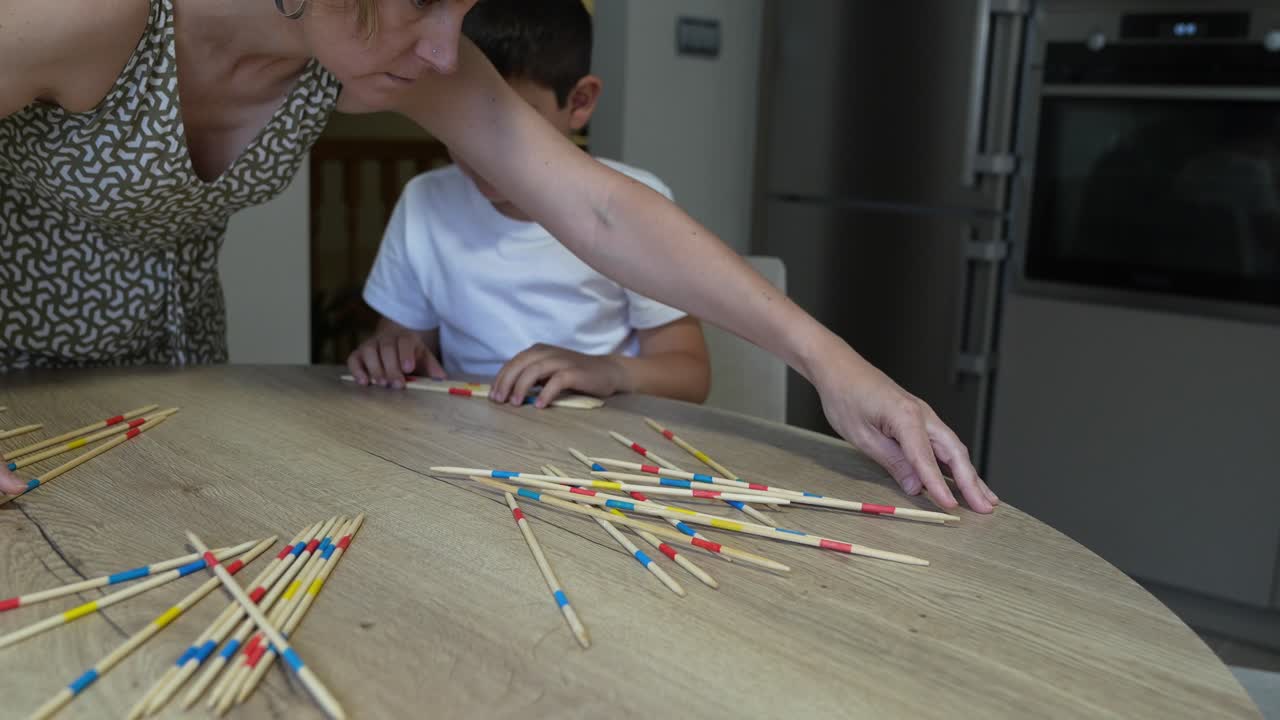 Familia jugando a Mikado