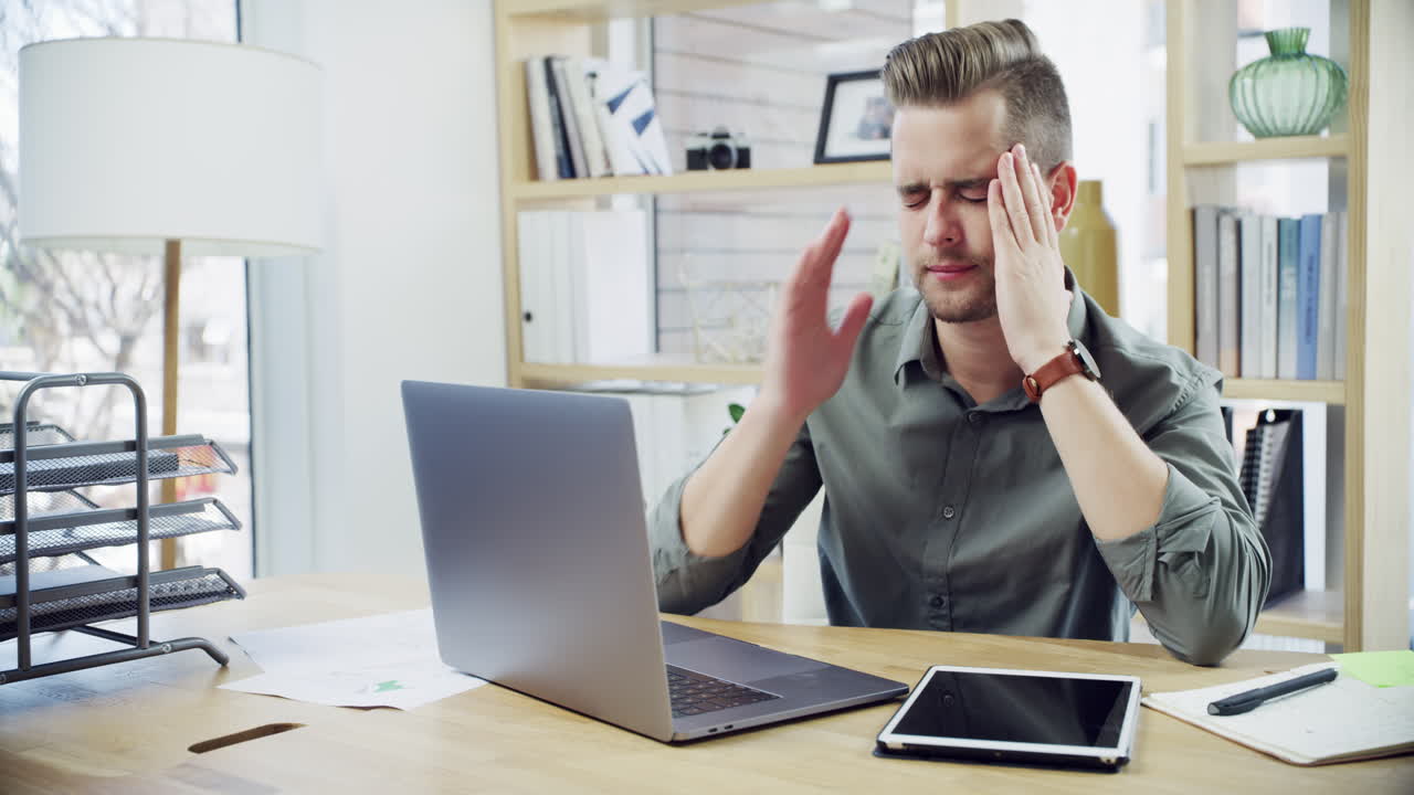 este dolor de cabeza sólo tenía que arruinar mi día...