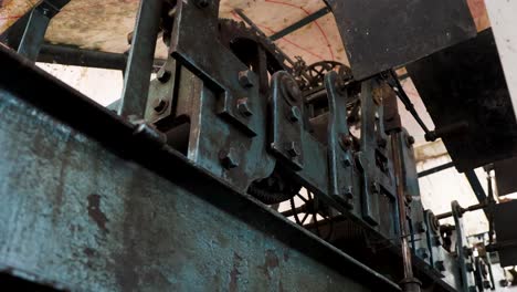 antigua torre de reloj máquina de reloj desde un ángulo diferente