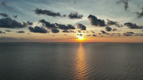 puesta de sol sobre la bahía móvil, alabama