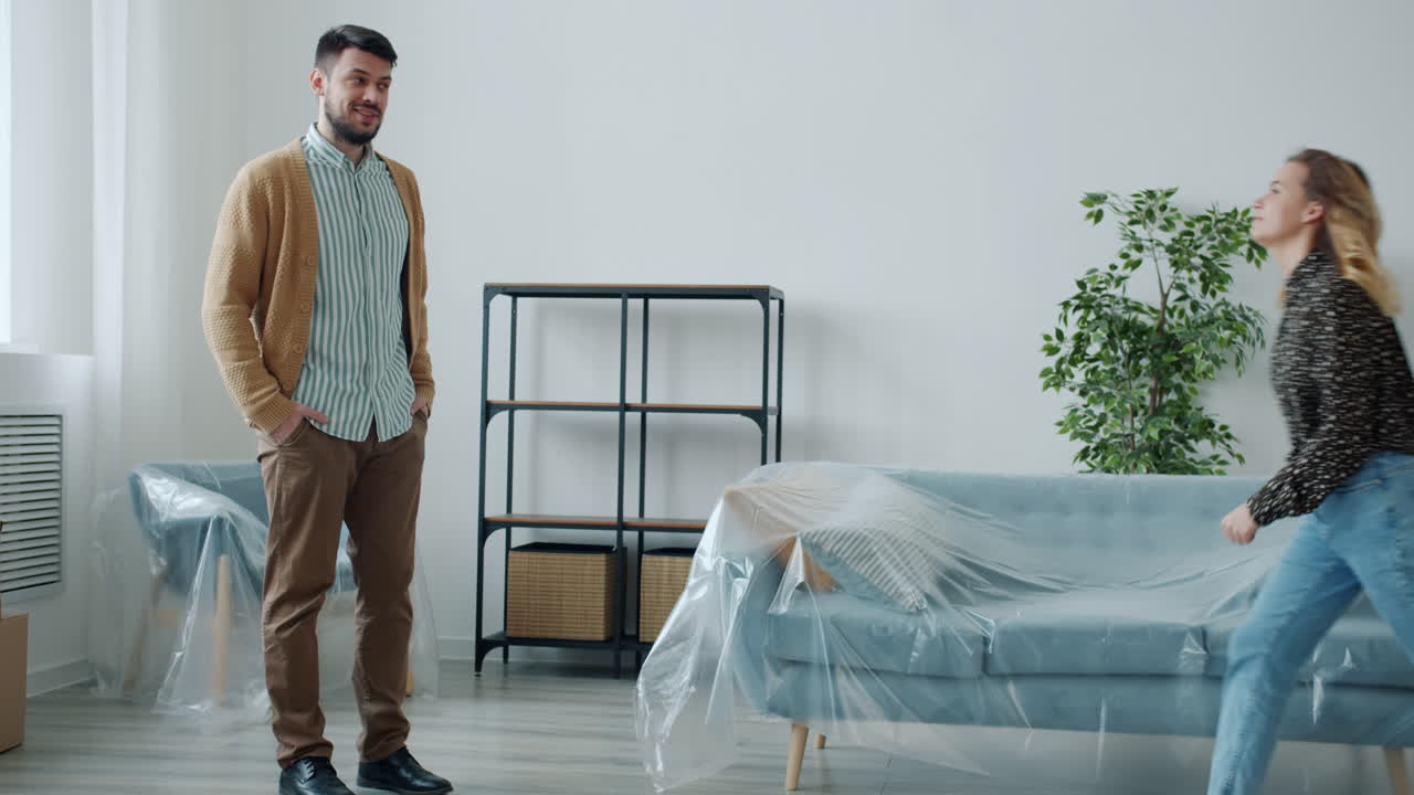 행복한 커플이 집에 들어갑니다.