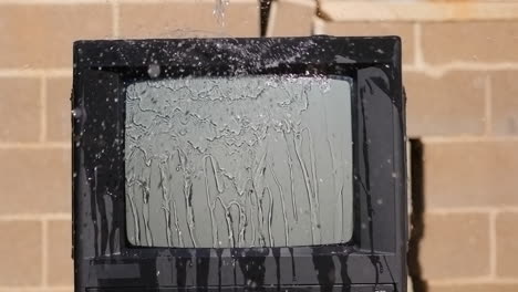 agua vertida sobre tv vieja