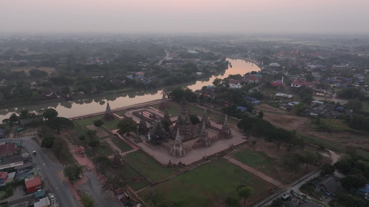 Droneperspektiivi historiallisista temppeliraunioista, Ayutthayan auringonnousu.