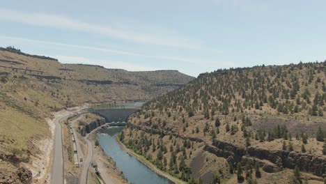 vista aérea panorámica de una presa durante un día soleado de verano