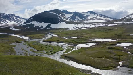 Vista-De-Dron-De-Las-Montañas-De-Sylarna