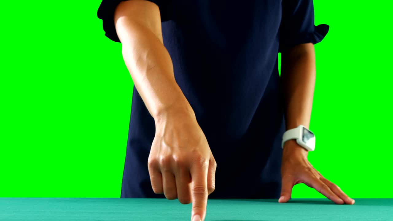 보이지 않는 스크린 4k를 사용하는 척하는 여자