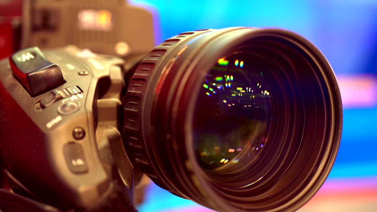processo de zoom-out da lente interna de uma câmera de vídeo em um close-up