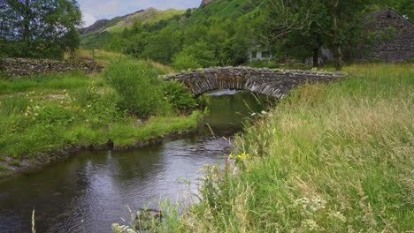 imágenes de video del atractivo puente de caballos de carga de la aldea de watendlath sentado sobre el arroyo de watendlath, esta es la fuente de las cataratas de lodore, una atracción turística de la época victoriana