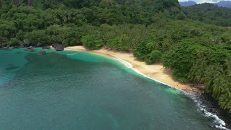 Antena-Hacia-Atrás-De-Banana-Beach,-Playa-Paraíso-De-Aguas-Turquesas-En-La-Isla-Príncipe,-áfrica