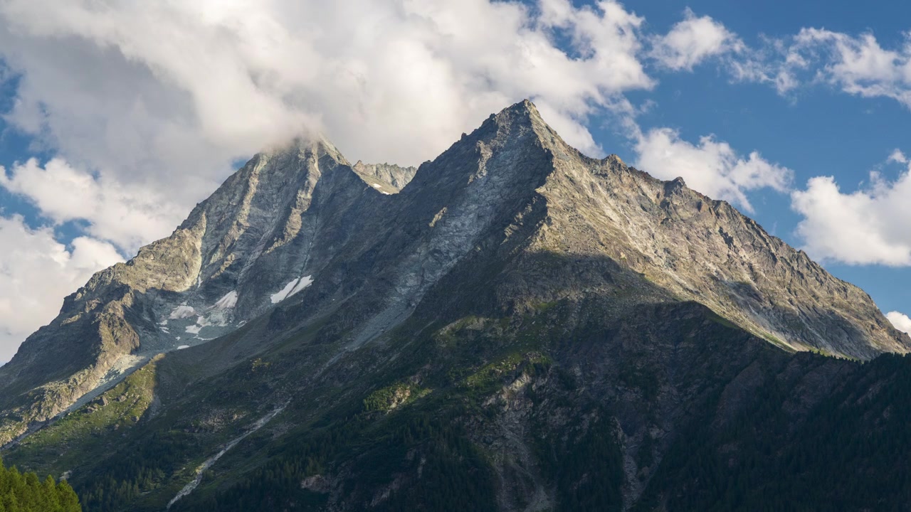 Timelapse af Col de Tsarmine og Grande Dent de Veisivi med skyer og sollys, der bevæger sig hen over de schweiziske Alper set fra La Sage