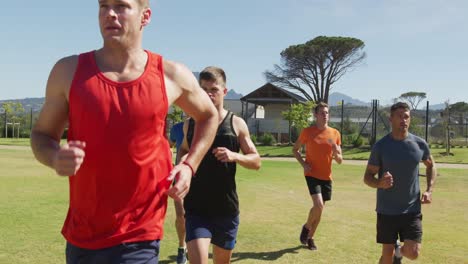 Hombres-Corriendo-Afuera-En-Un-Día-Soleado