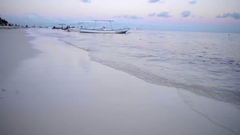 Barcos-De-Pescadores-Amarrados-Cerca-De-La-Playa-En-Puerto-Morelos-Mexico