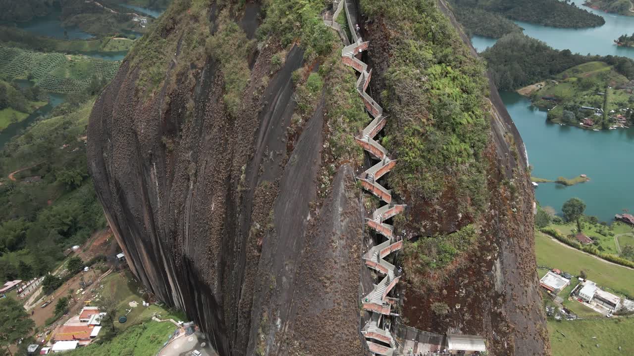 el penol rock en guatape antioquia la subida es de unas 650 escaleras hasta la cima y 2.135 metros sobre el nivel del mar