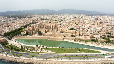 Historical-Palma-city-center-with-Cathedral-and-car-traffic,-Mallorca