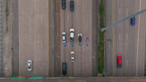 vista de pájaro de los autos en la autopista 59 sur cerca del centro de houston