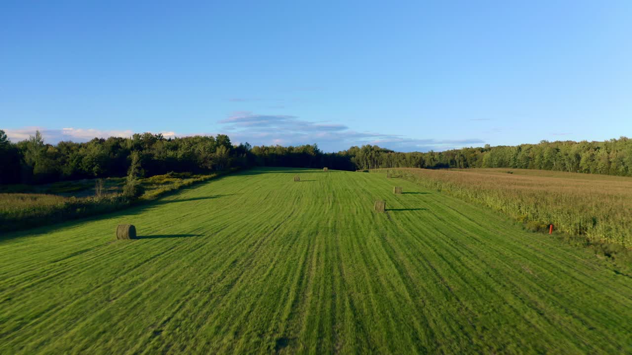 toma aérea volando sobre un campo agrícola al atardecer