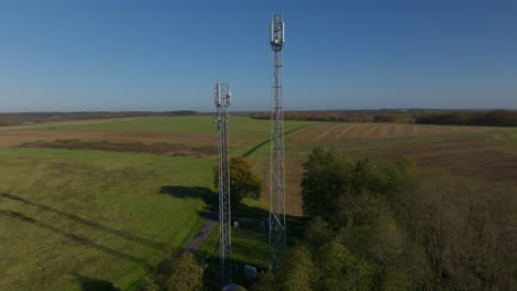 Zwei-Mobilfunkmasten-In-Der-Mitte-Der-Französischen-Felder,-Luftkreisansicht