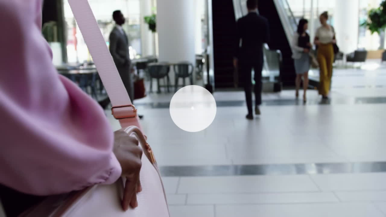 에스컬레이터에서 다양한 비즈니스 사람들 위의 아이콘과 연결 네트워크의 애니메이션