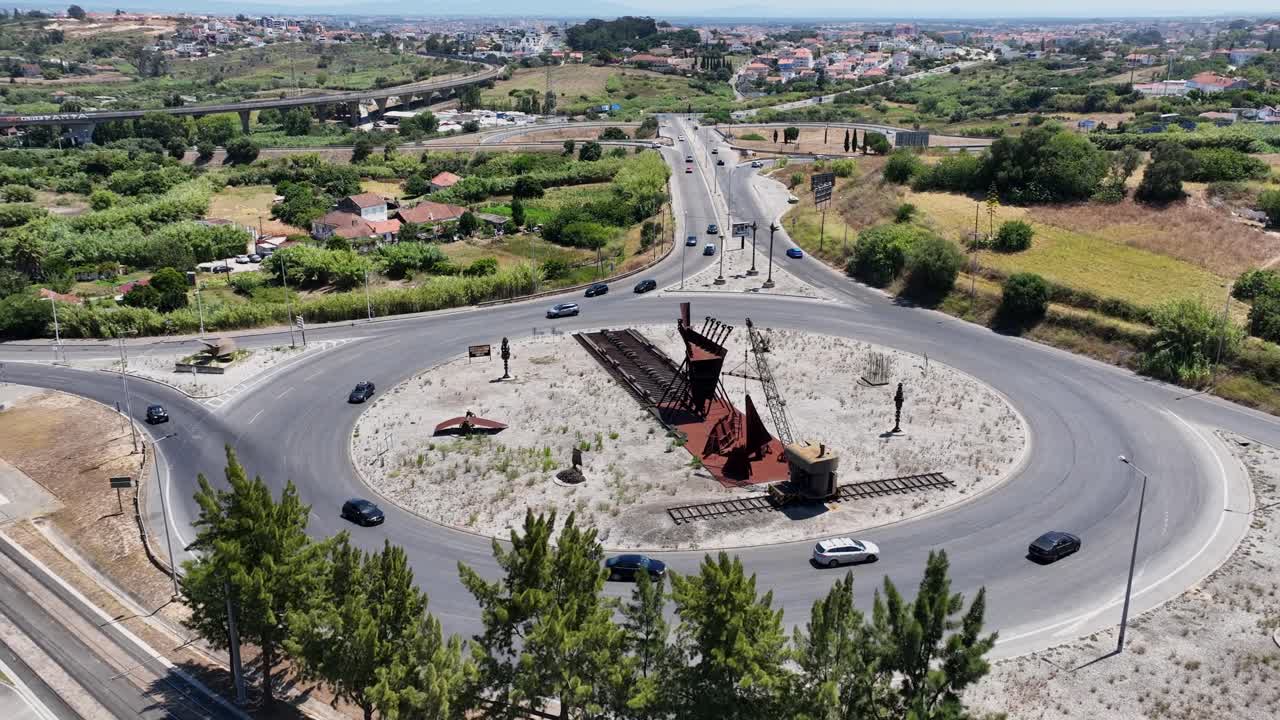 дрон выстрелил, вращаясь вокруг кольца и следуя скорости автомобилей