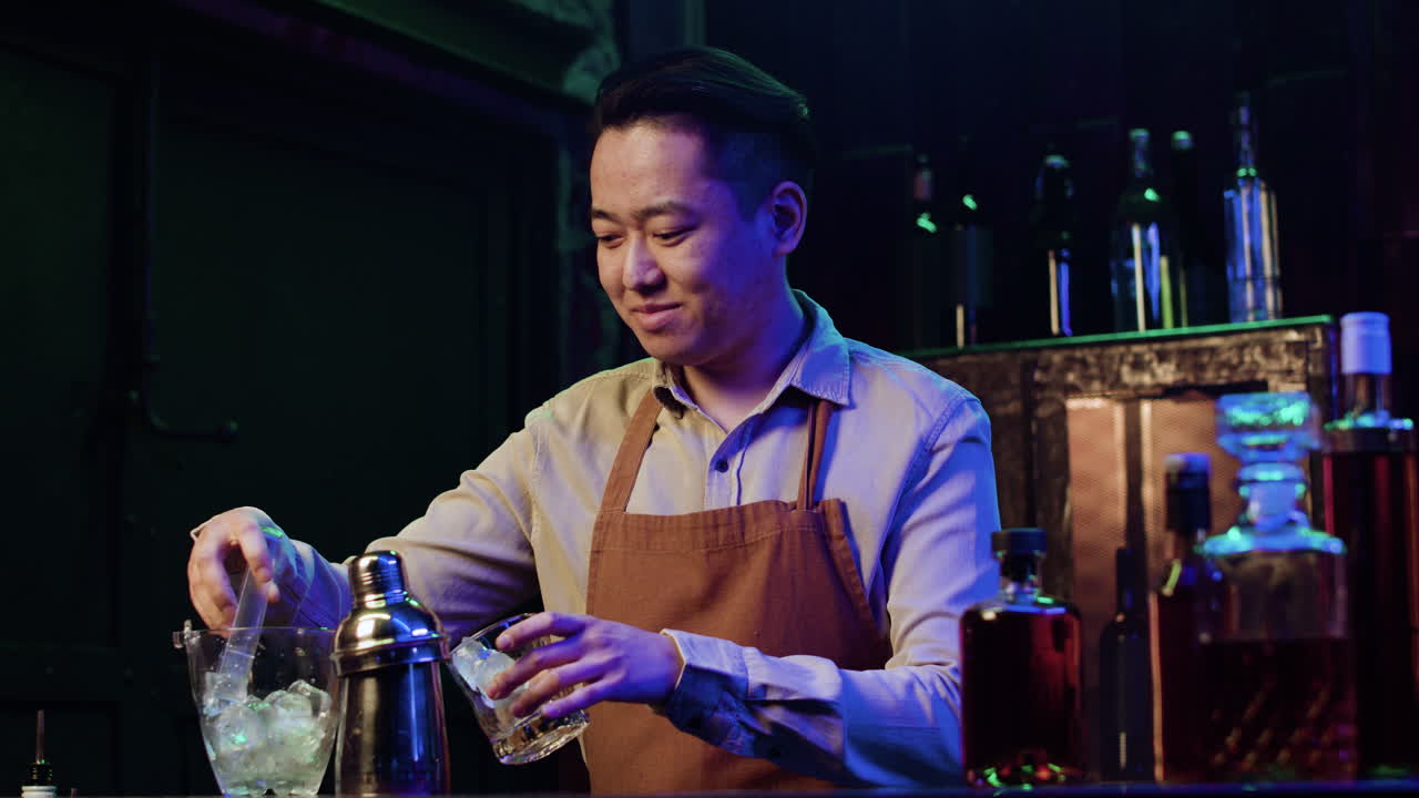 칵테일을 준비하는 바텐더